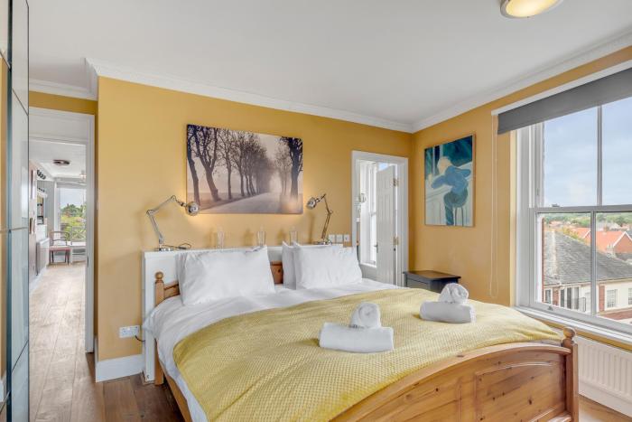 Luxe Penthouse With Rooftop Garden & Views