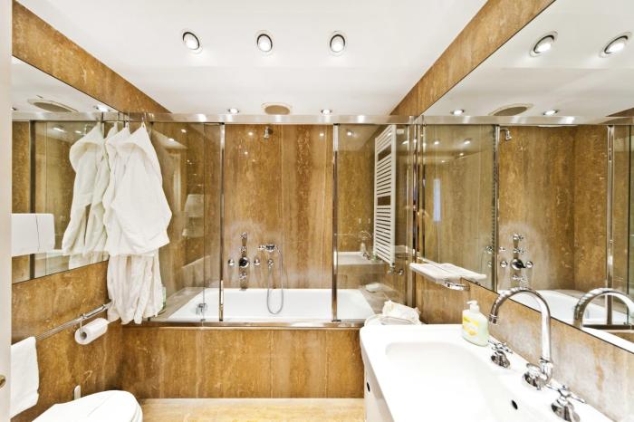 Elegant Apartment with Lift in 17th-Century Palace, Walk to St Marks Square