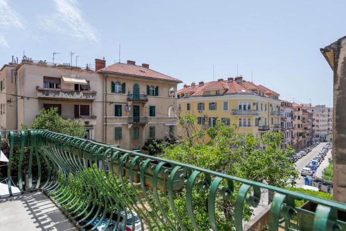 Large 100 m2 apt w balcony in the heart of Split