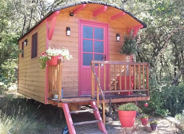 Roulotte romantique avec piscine en Cévennes