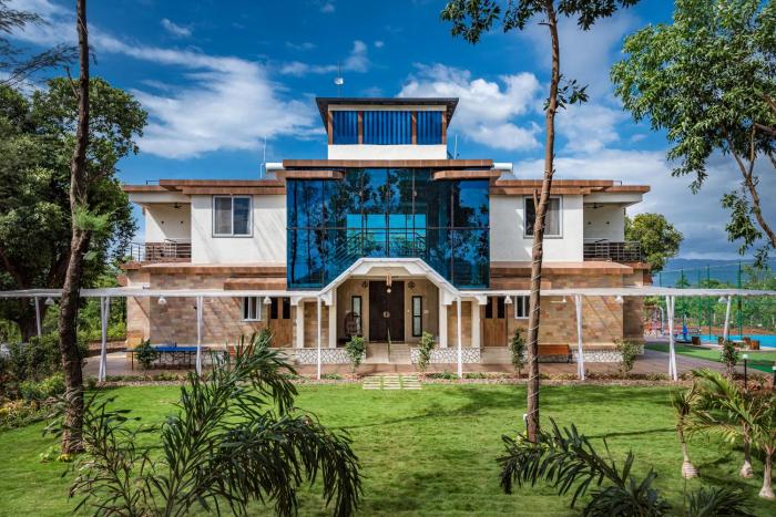 SaffronStays Casa De Familia - 6BHK Luxury Pool Villa in Karjat with Lawn, Gazebo & Bathtubs