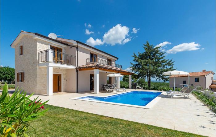 Stunning home in Vizinada with 3 Bedrooms