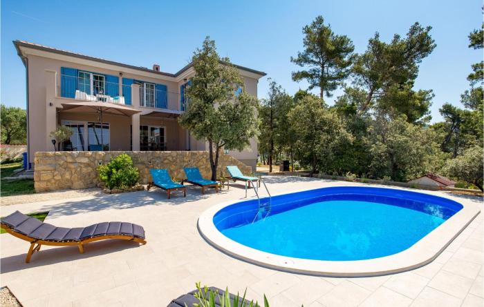 Amazing Home In Banjol With 3 Bedrooms, Wifi And Private Swimming Pool