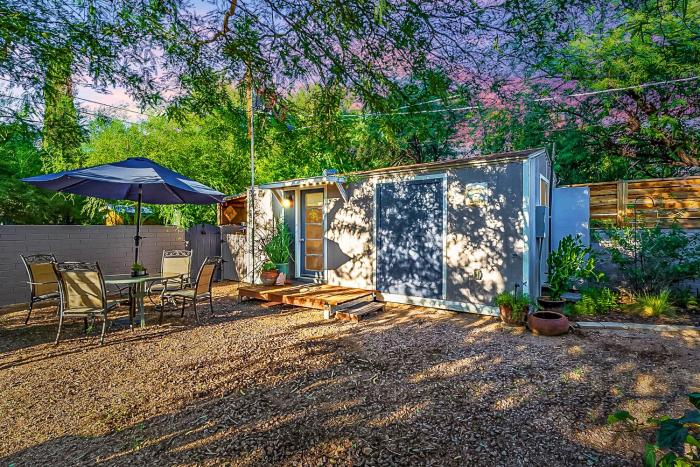Cute Peaceful Tiny House Getaway w Backyard
