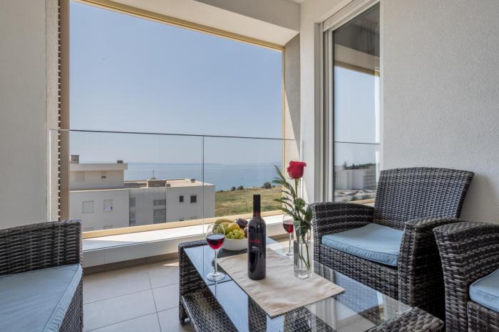 Luxury Apartment "Ema" with sea view & parking