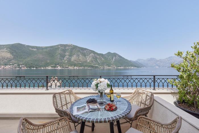 Penthouse on the Bay - 20m from the Beach