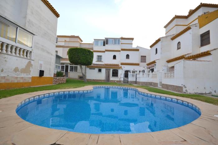 Agradable adosado con piscina, duchas hidromasaje