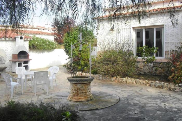 2 Bed House Sleeps 4 - Roof Terrace Sea Views