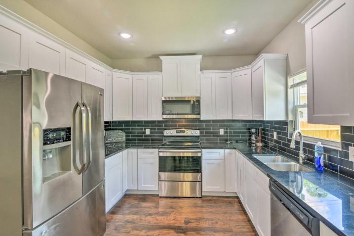7 Mi to Gulf: Family Home w Yard in Texas City