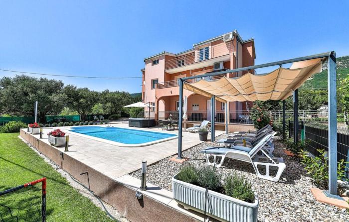 Villa Lioness in Kastel Luksic, playground & pool