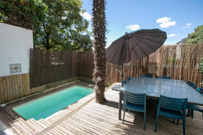 Maison en plein centre avec piscine garage et clim