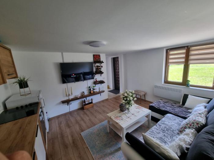 Casa primitoare in inima naturii si padurii