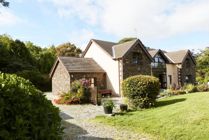 Lovely Sea View 2-Bed Apt in Rineen Sleeps 4