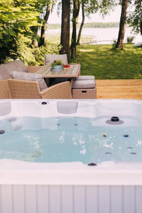 Letnisko21 - domek z jacuzzi na tarasie, panoramiczny widok na jezioro, 38 kroków do pomostu