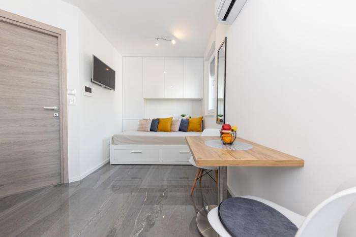 New Studio for 2, Free Private Garage Spot, Wi-Fi, 200 m from Mall of Split