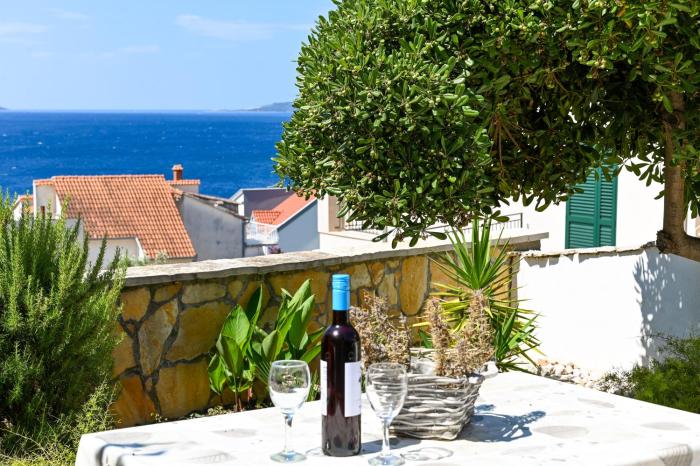 Villa Grande Vista - Lovely Apartment with Spacious lush mediterranean patio and Sea view