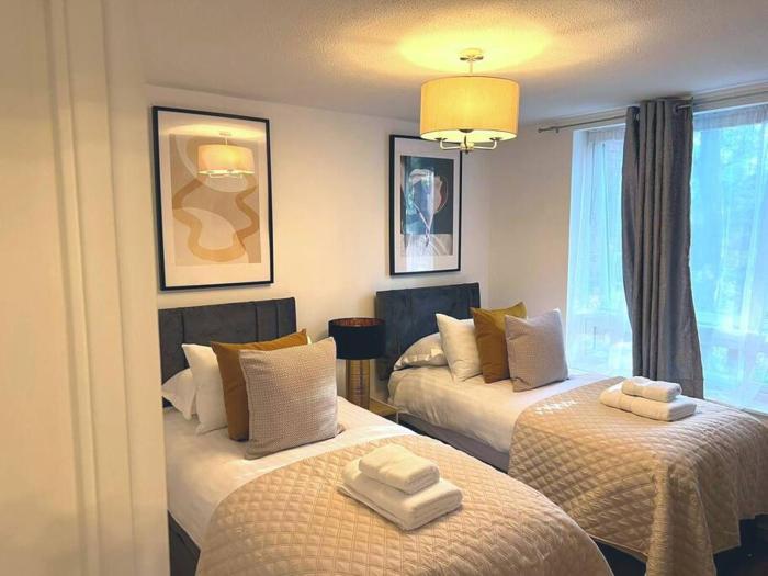 Aisiki Stays Apartments at Tottenham Hale, 4-Bedroom & 2-Bathroom, Pet-Friendly Duplex Flat, King or Twin Beds, with Free WiFi and Parking Space