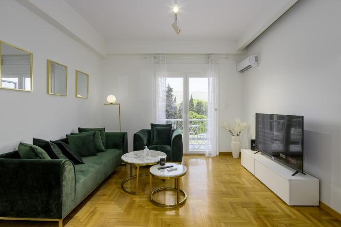 Lush Emerald apt steps from Acropolis & Plaka!