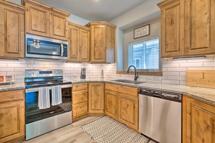 1 Mi to Downtown Loveland: Cozy Getaway!