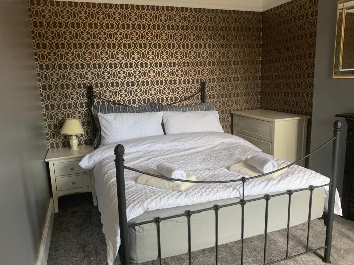 House - Sleeps up to 8 people & free parking