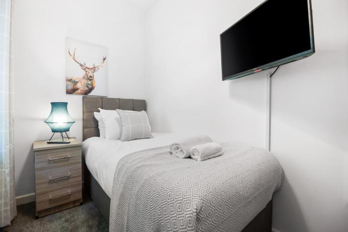 3 Triple Rooms - Parking - Smart TVs - Work Stays