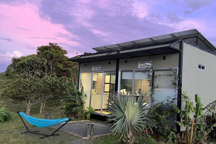 TINY HOUSE , frente al lago