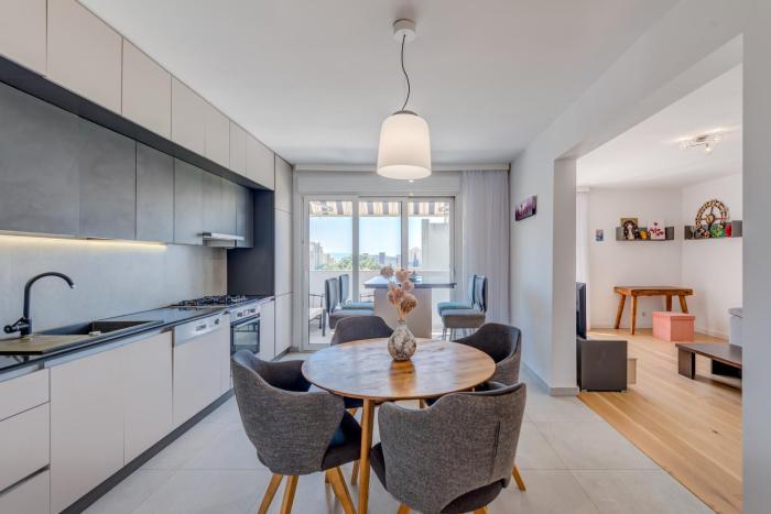 Modern 90 m2 apt with balcony w the sea view