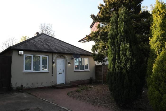 cosy 3-bed bungalow nec airport close to amenities