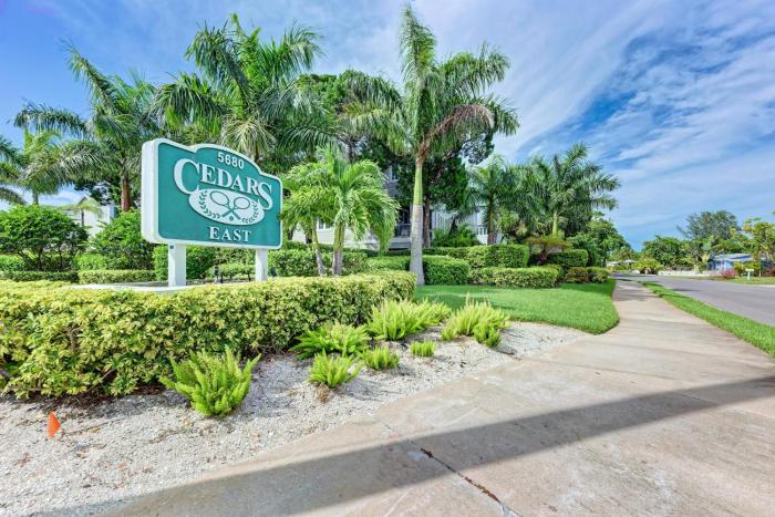 Longboat Key Cedars Beach House-Pet Friendly-2 Minute To The Beach