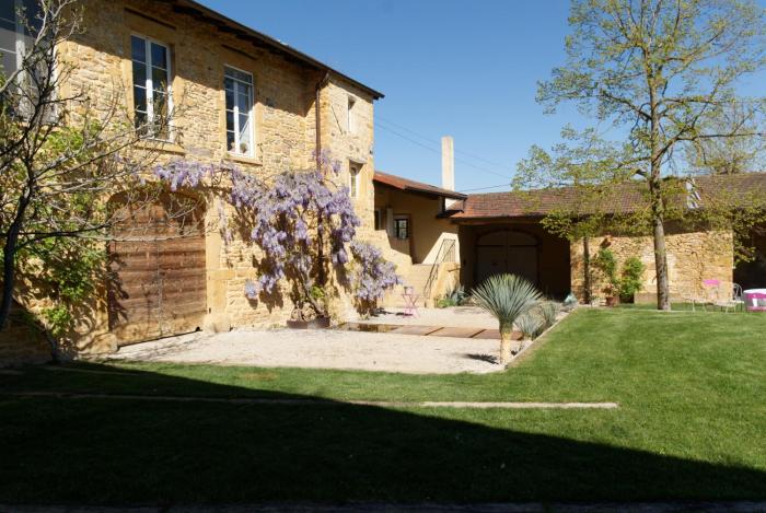 LODGES EN PIERRES DOREES