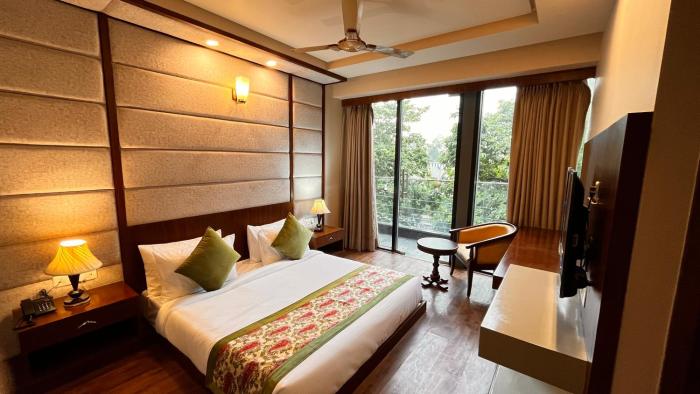 Hotel IP Royal By Qotel - A Luxury Hotel Near Yamuna Sports Complex