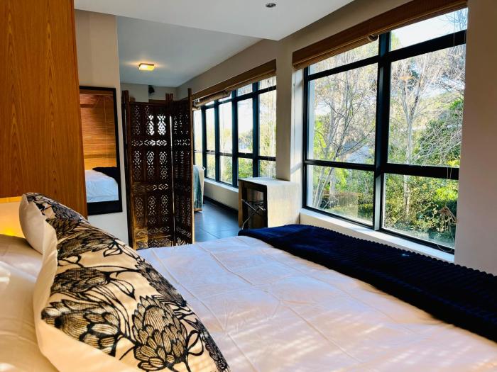 Lovely one bedroom in The Glen, Camps Bay with Inverter