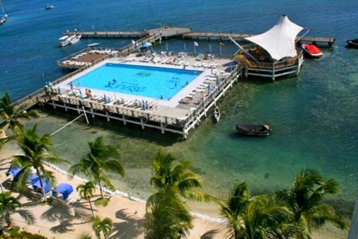 Apartamento en Sun Rise con Vista al Mar y Playa Privada