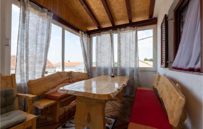 Beautiful Apartment In Maslenica With Jacuzzi, Wifi And 3 Bedrooms