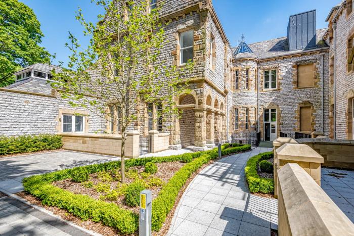 Alice House Stone Cross Mansion