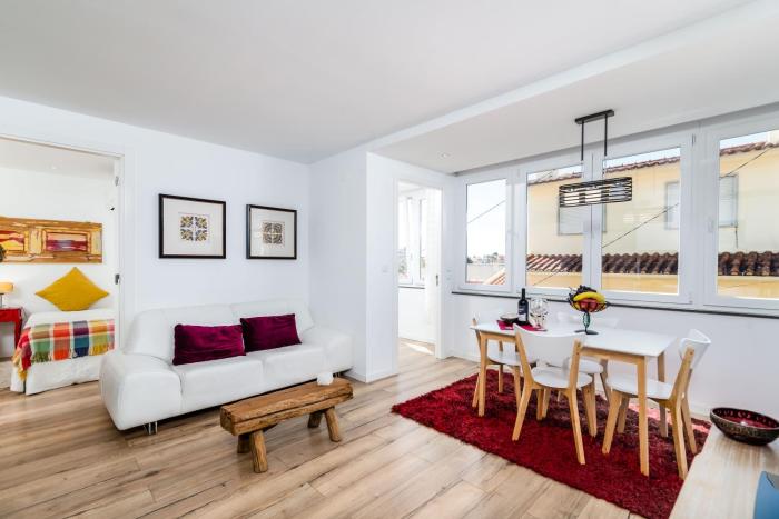 T2 Tiles Apartment Estoril