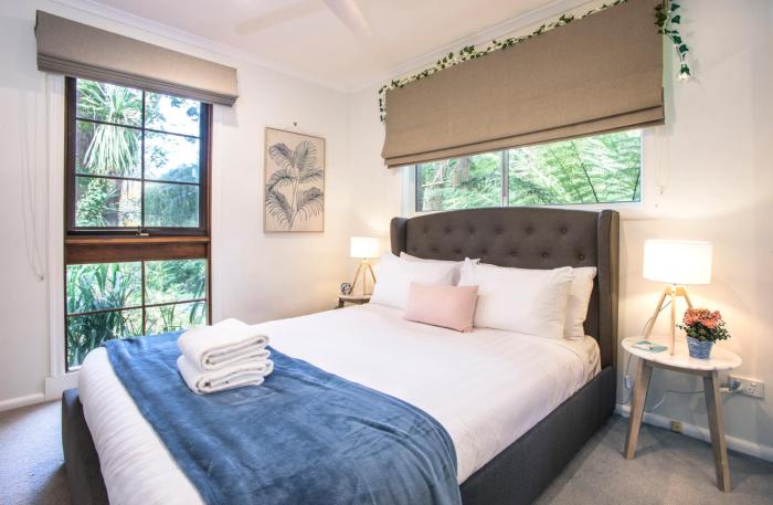 Cosy, central Olinda Camellia Cottage