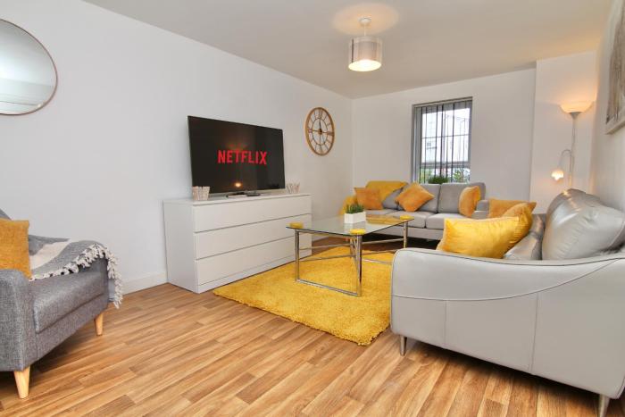 Canalview Villa - Family & Workers Nest, Free Driveway Parking, Superfast WiFi, Free Netflix, Large Private Garden