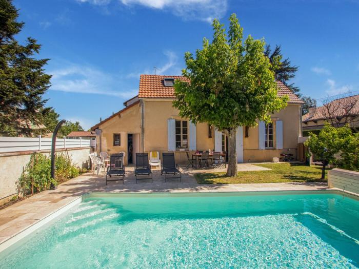 Cozy Bergerac Haven w Pool