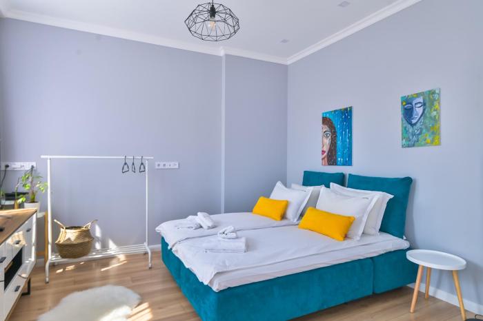 - The Blue Apartment - 1BD with Artistic Interior Design by Flat Mаnager