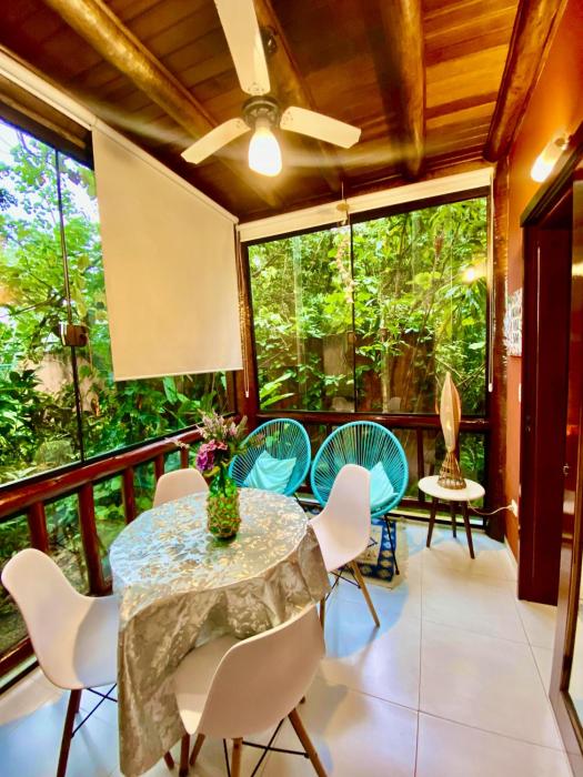 Maresias, Chalé H31 em condomínio dentro da Mata Atlântica e de frente a Entrada 18 da praia