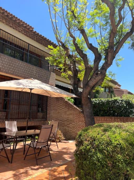 Amplio adosado con piscina, jardines, tenis, etc