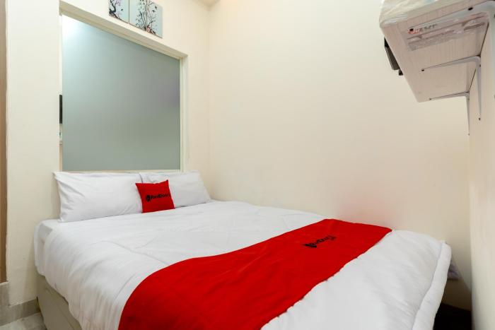 RedDoorz Plus Near RS Royal Taruma Grogol