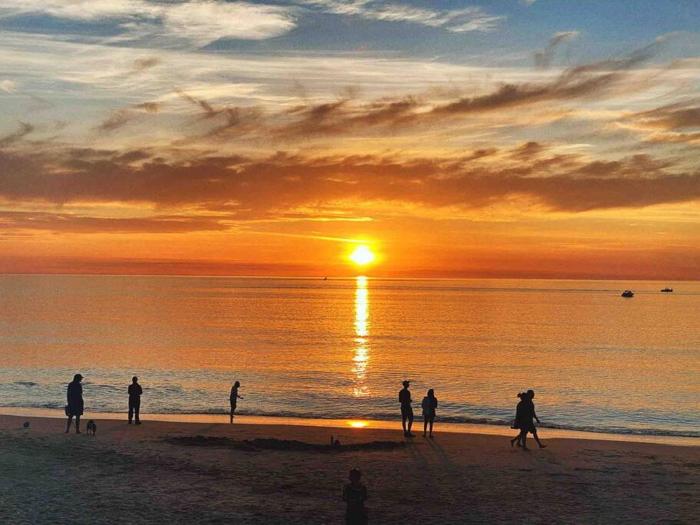 Beach apartment 1022 esplanade sea-views