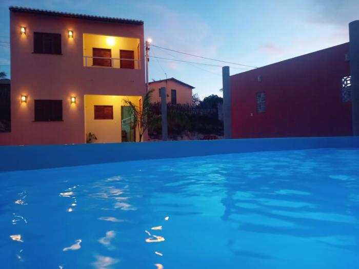 Duplex de 2 quartos com ar condicionado , piscina e estacionamento
