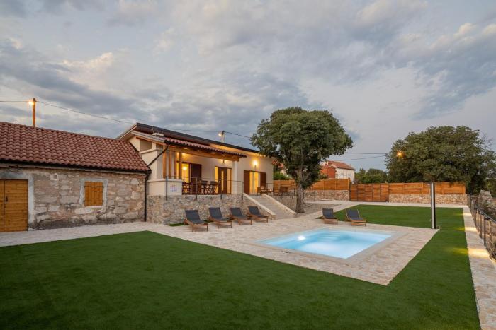 Villa Mara with Private Pool near Šibenik