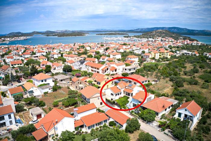 Apartments with parking space Murter - 5088