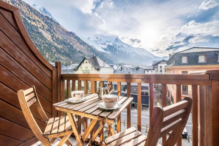 Nice 55 M With Balconies And Mont Blanc View