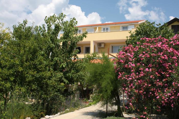 Apartments with parking space Murter - 5100