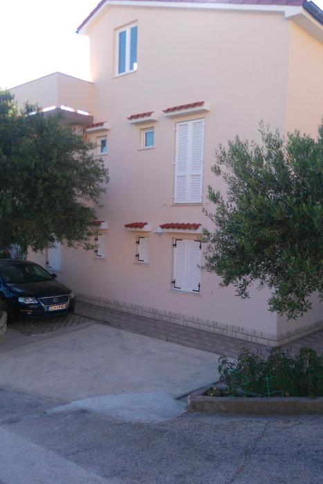 Apartments with a parking space Banjol, Rab - 4956